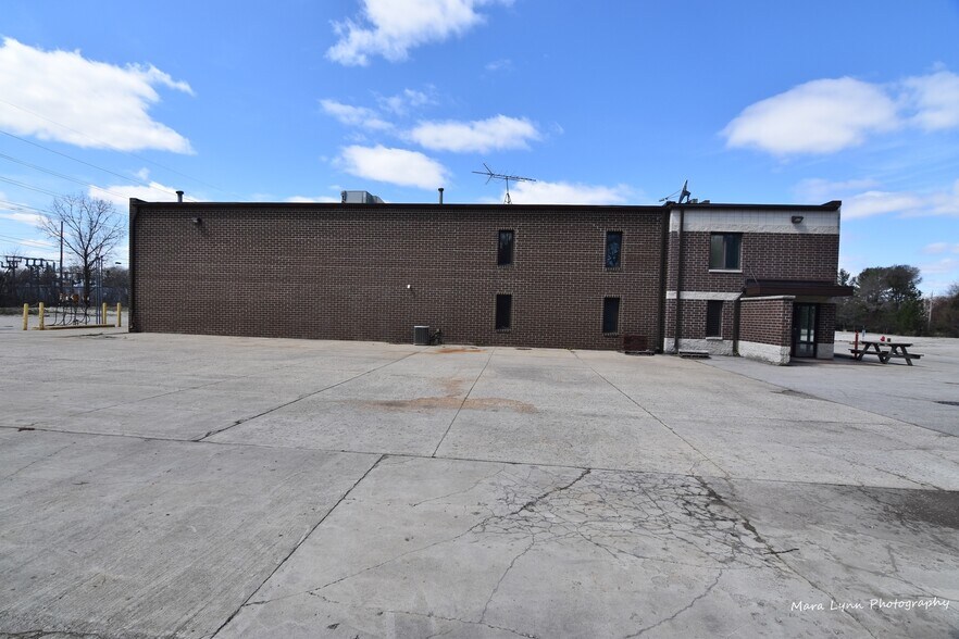 1041 Trine Ct, St Charles, IL à louer - Photo du bâtiment - Image 2 de 8