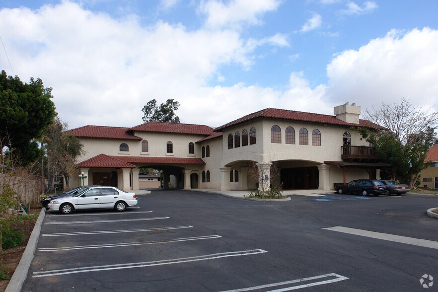 1352 Irvine Blvd, Tustin, CA à louer - Photo du bâtiment - Image 1 de 3