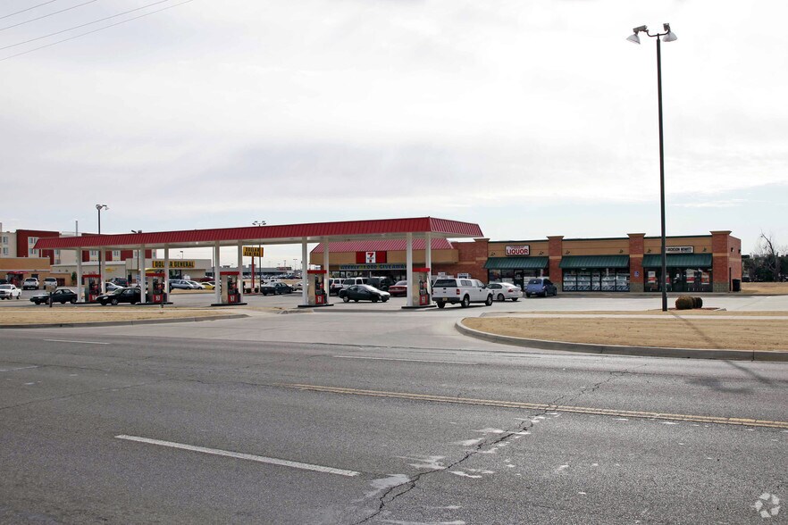 646 NW 12th St, Moore, OK for lease - Building Photo - Image 2 of 3
