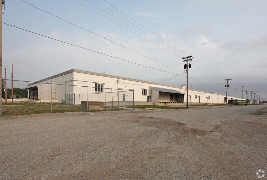 7215 SW Topeka Blvd., Bldg. 2703, Topeka, KS 66619, Topeka, KS for lease - Primary Photo - Image 1 of 8