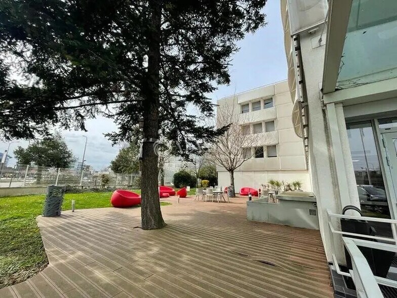 Bureau dans Vélizy-Villacoublay à louer - Photo du bâtiment - Image 2 de 8