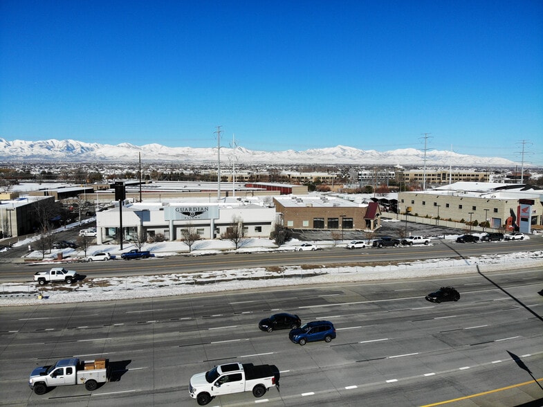 South Jordan Office/Showroom portfolio of 2 properties for sale on LoopNet.ca - Primary Photo - Image 2 of 2