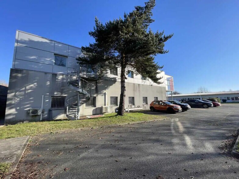 Office in Le Haillan for lease - Building Photo - Image 1 of 8