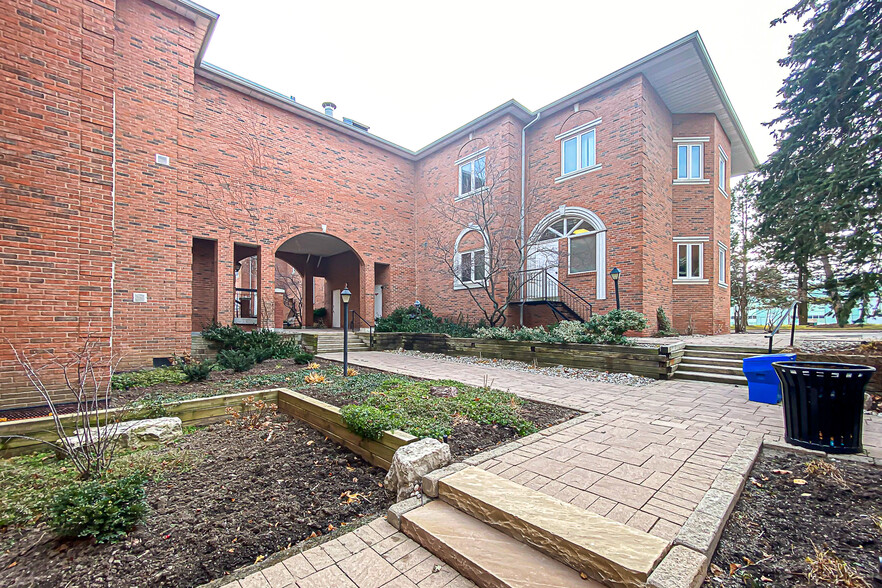 335 Renfrew Dr, Markham, ON à vendre - Photo du bâtiment - Image 1 de 22