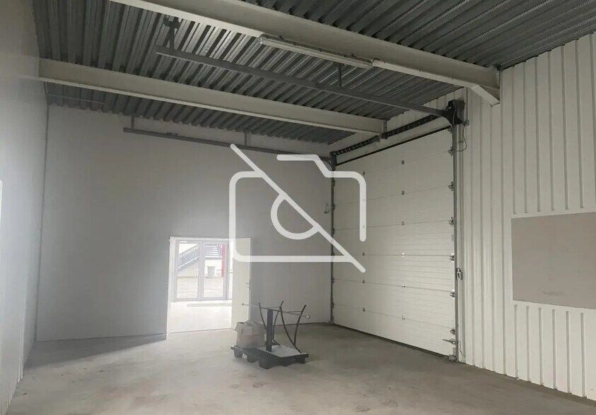 Industrial in Les Ulis for lease - Interior Photo - Image 1 of 4