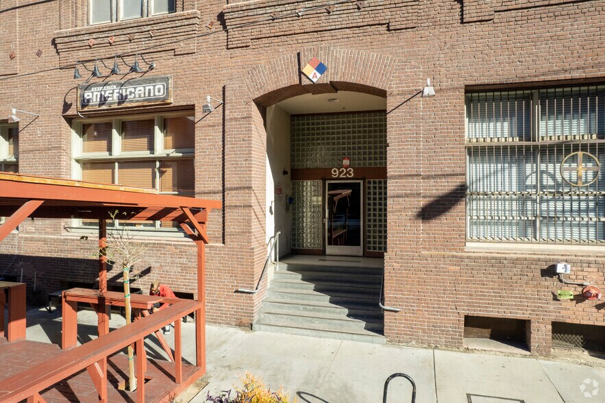 923 E 3rd St, Los Angeles, CA à louer - Photo du bâtiment - Image 3 de 4