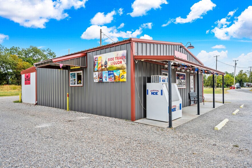 227 N Main St, Waurika, OK à vendre - Photo du bâtiment - Image 2 de 15