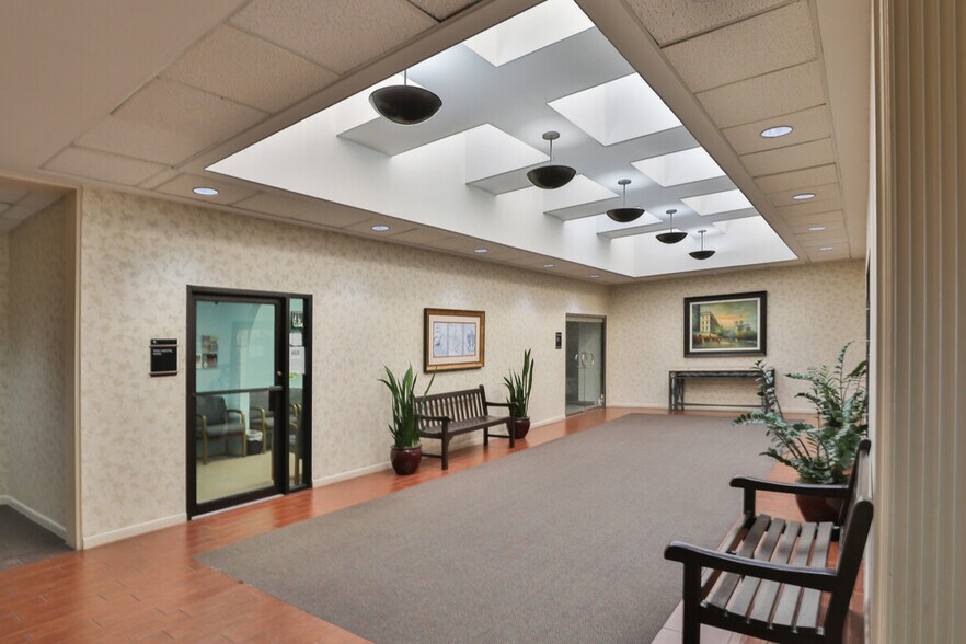 1234 Bay Area Blvd, Houston, TX à louer - Photo du bâtiment - Image 3 de 9