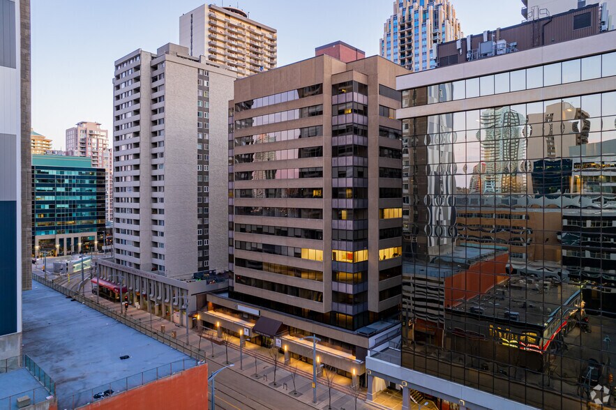 910 7th Ave SW, Calgary, AB à louer - Photo du bâtiment - Image 3 de 5