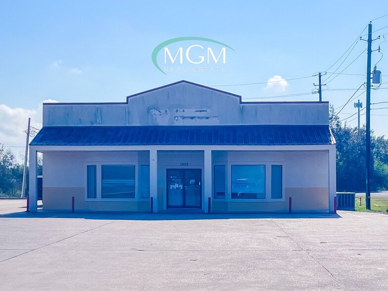 1652 E Houston St, Beeville, TX for lease - Building Photo - Image 1 of 17