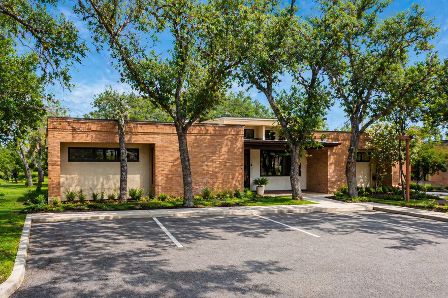 13438-1 Bandera Rd, Helotes, TX à vendre - Photo du bâtiment - Image 1 de 18