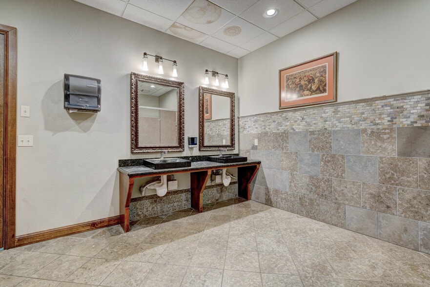 309 N Main St, Kingfisher, OK for lease - Interior Photo - Image 3 of 14