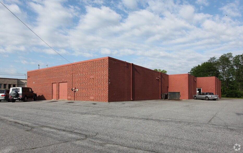 1744 Westchester Dr, High Point, NC for lease - Building Photo - Image 2 of 6