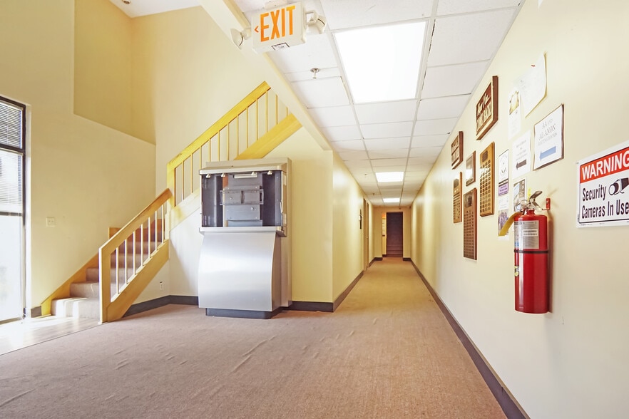 1560 Commercial Ct, Jonesboro, GA for sale - Interior Photo - Image 2 of 37