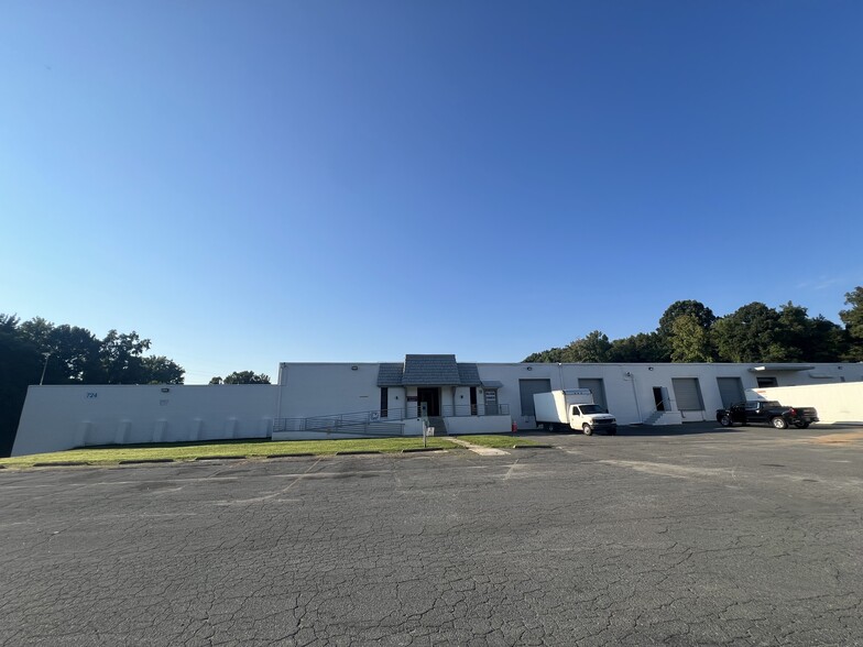 724 Montana Dr, Charlotte, NC for lease - Building Photo - Image 2 of 11