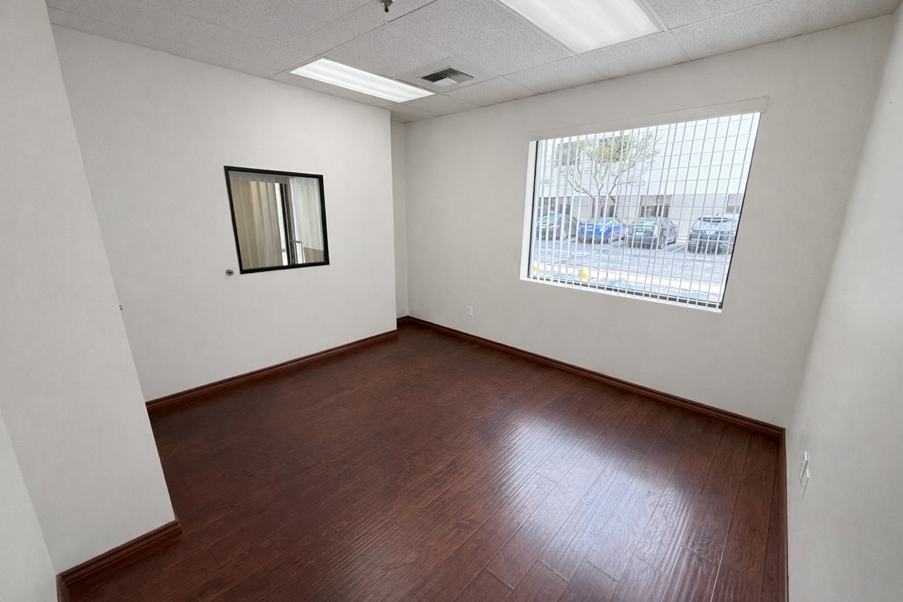 28041 Smyth Dr, Valencia, CA à louer Photo du bâtiment- Image 1 de 8