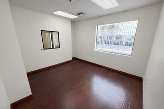 28041 Smyth Dr, Valencia, CA à louer Photo du bâtiment- Image 1 de 8