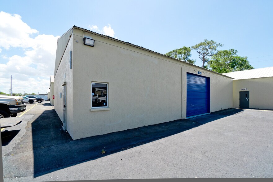 6152 15th St E, Bradenton, FL à louer - Photo du bâtiment - Image 2 de 5