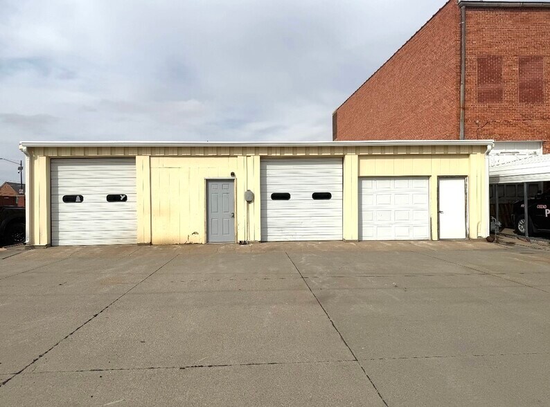 217 E 8th St, Cozad, NE à vendre - Photo du bâtiment - Image 2 de 24