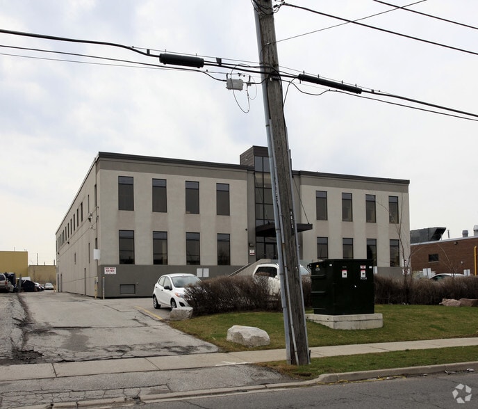 675 Garyray Dr, Toronto, ON à louer - Photo du bâtiment - Image 2 de 3