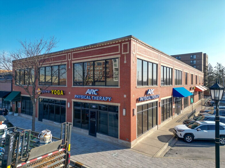 183 N York St, Elmhurst, IL à louer - Photo du bâtiment - Image 2 de 7