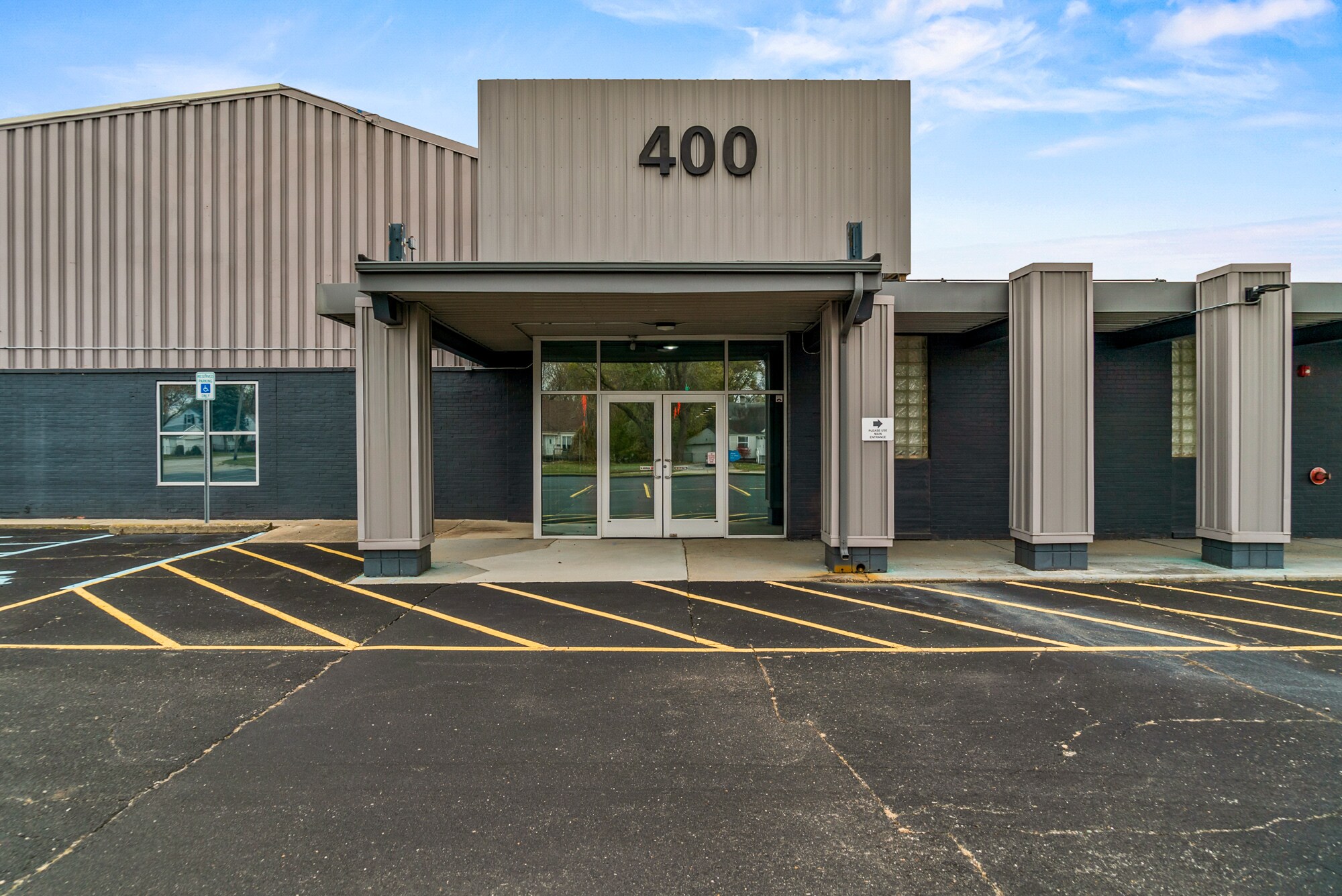 400 W Maple Rd, Troy, MI à vendre Photo du bâtiment- Image 1 de 43