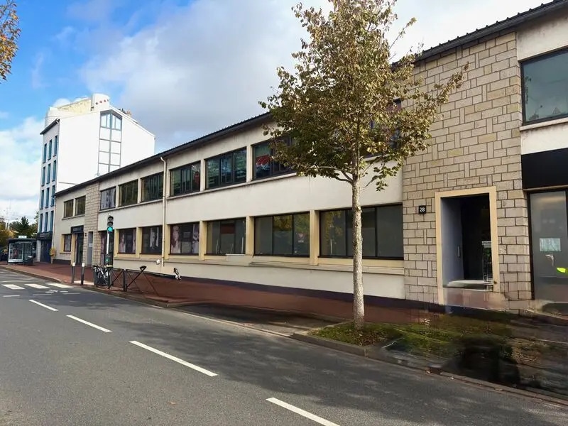 Office in Joinville-le-Pont for lease Primary Photo- Image 1 of 12