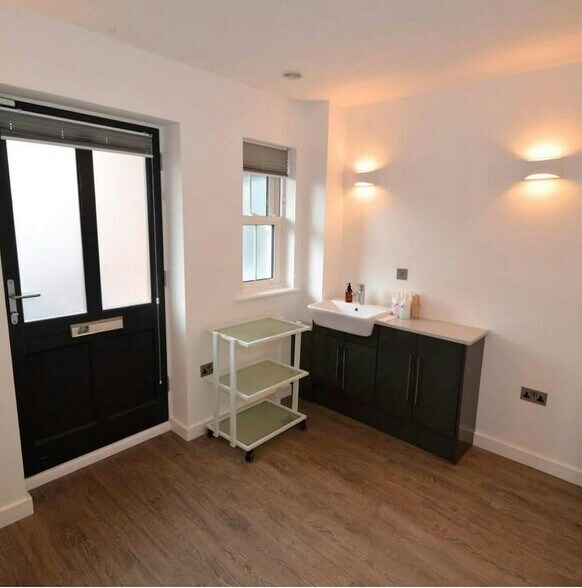 7-13 Updown Hl, Windlesham for lease - Building Photo - Image 3 of 7