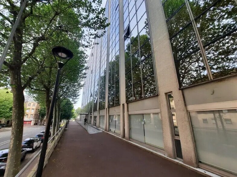 Office in Rouen for lease - Building Photo - Image 1 of 14