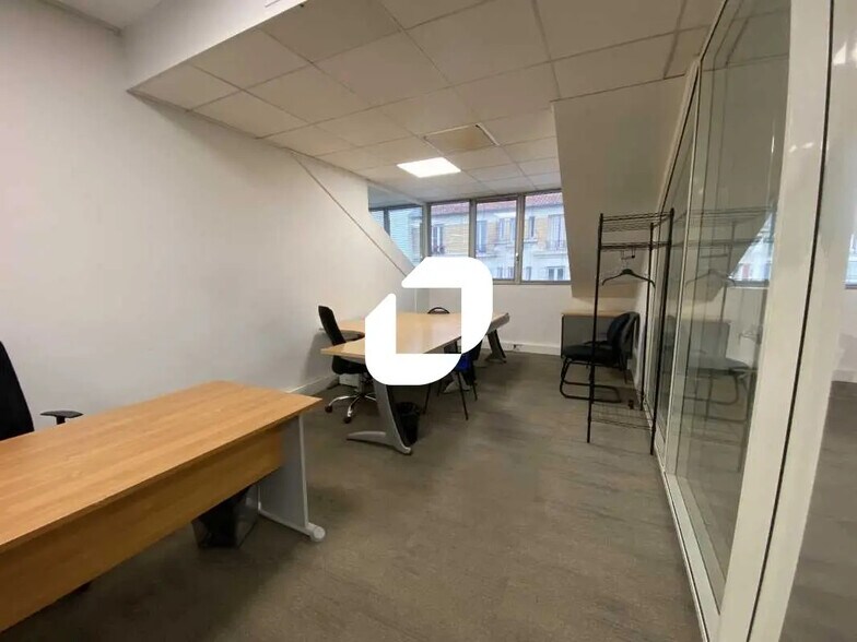 Office in Saint-Ouen-sur-Seine for lease - Building Photo - Image 2 of 22