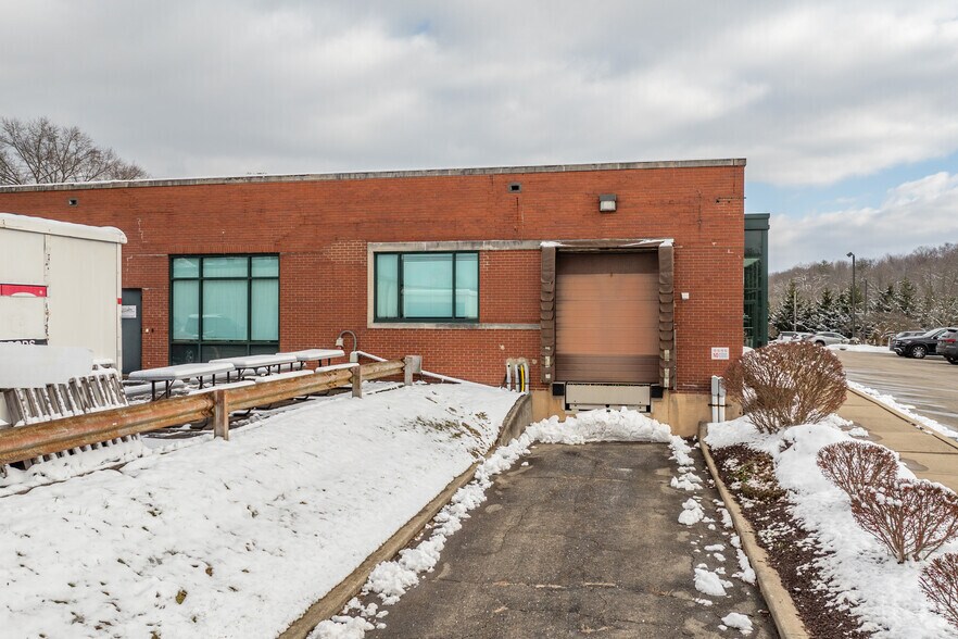 375 Valleybrook Rd, McMurray, PA à louer - Photo du bâtiment - Image 3 de 4