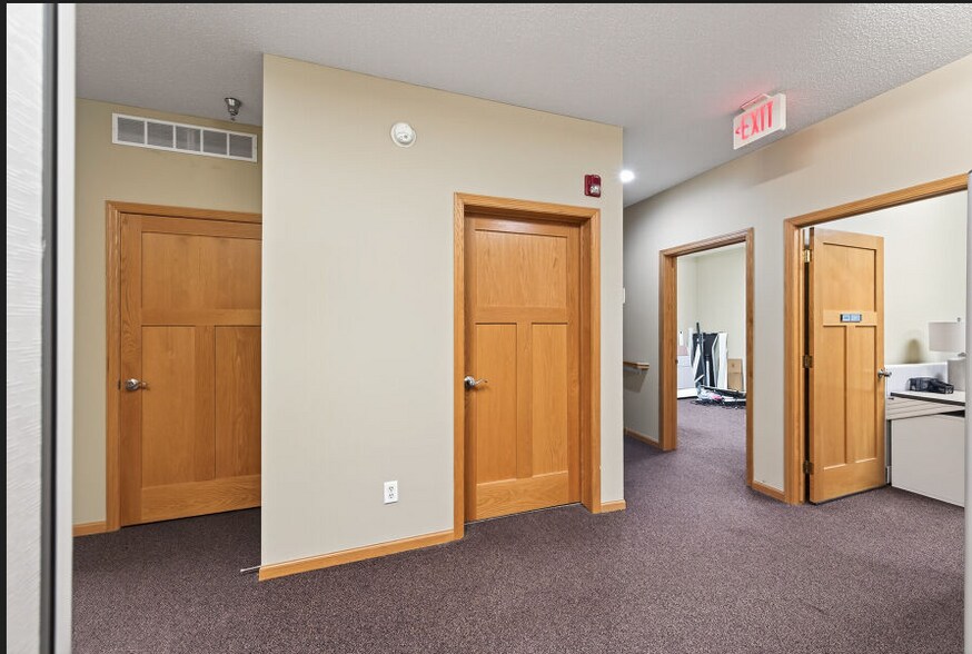 2115 County Road D E, Maplewood, MN à louer - Photo du bâtiment - Image 3 de 11