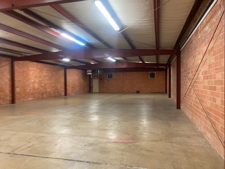 8446 Gault Ln, San Antonio, TX for lease - Building Photo - Image 3 of 21