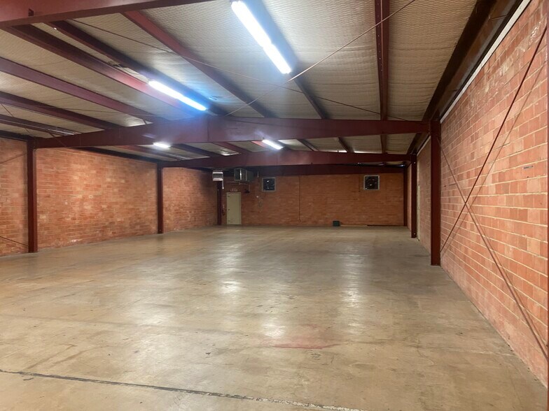 8446 Gault Ln, San Antonio, TX à louer - Photo du bâtiment - Image 3 de 21