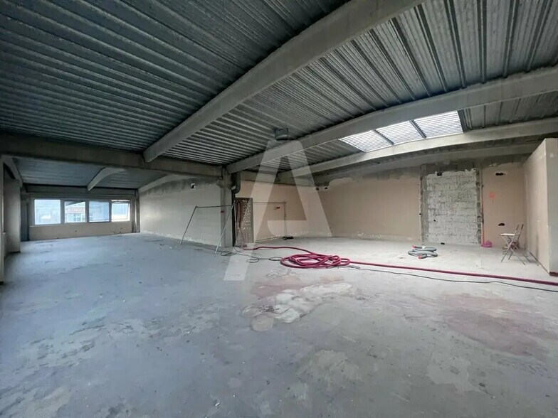Flex in Ivry-sur-Seine for lease - Interior Photo - Image 2 of 4
