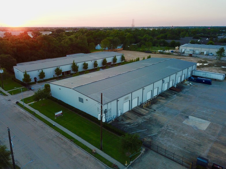 5611 Guhn Rd, Houston, TX à louer - Photo principale - Image 2 de 7