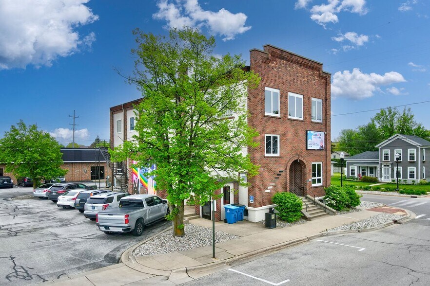 116 S Jackson St, Spring Lake, MI à vendre - Photo du bâtiment - Image 2 de 10