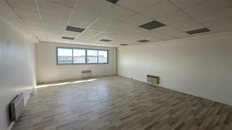 Office in Neuilly-Plaisance for lease Interior Photo- Image 1 of 7