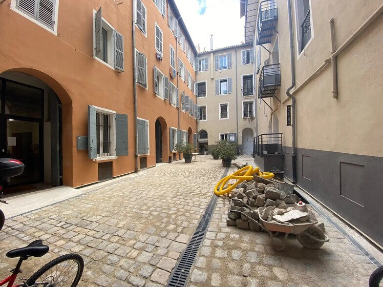 Office in Marseille for lease - Building Photo - Image 1 of 1