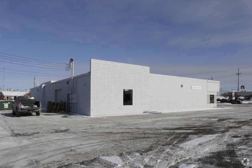 5716 S Pennsylvania Ave, Lansing, MI à louer - Photo du bâtiment - Image 3 de 4