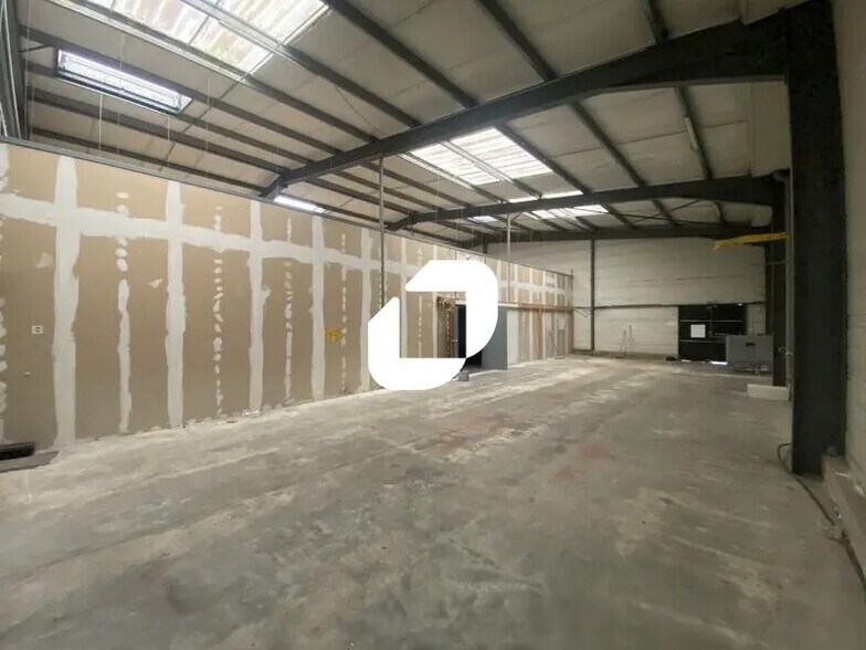 Flex in Magny-en-Vexin for lease - Interior Photo - Image 2 of 6