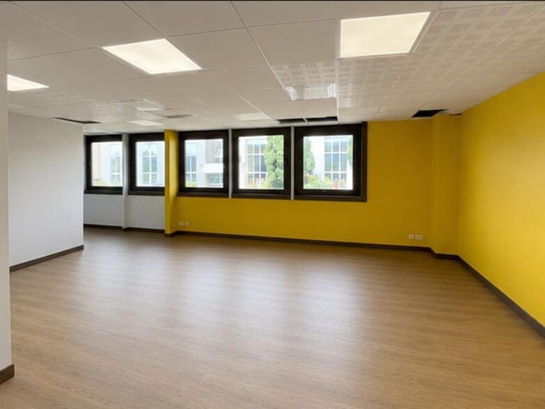 21 Avenue De La Baltique, Villebon-sur-Yvette à louer - Photo du bâtiment - Image 2 de 14