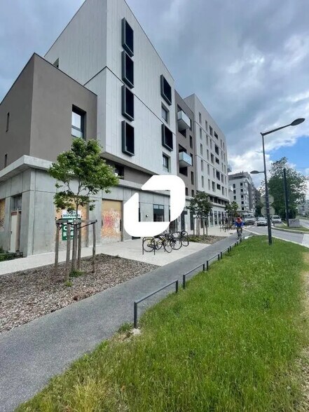 Commerce de détail dans Grenoble à louer - Photo du bâtiment - Image 1 de 4