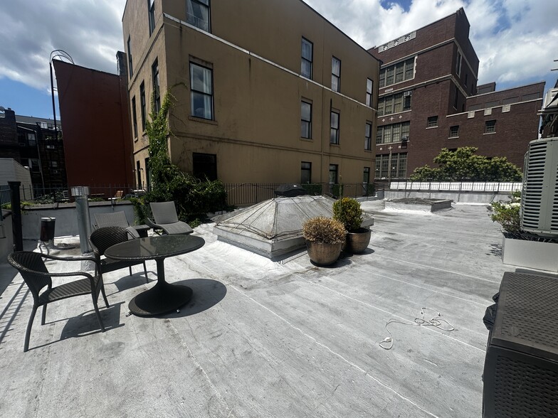 240 Meserole St, Brooklyn, NY à louer - Photo du bâtiment - Image 3 de 6