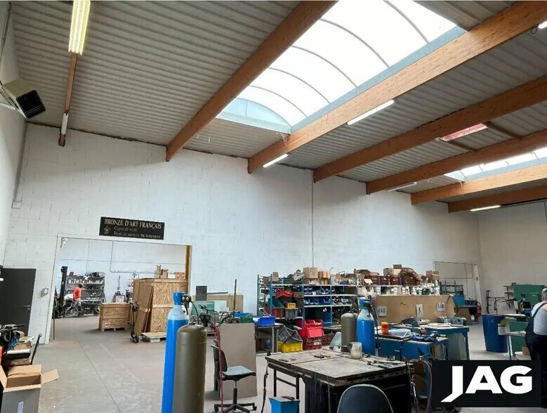 Flex in Décines-Charpieu for lease - Interior Photo - Image 2 of 10