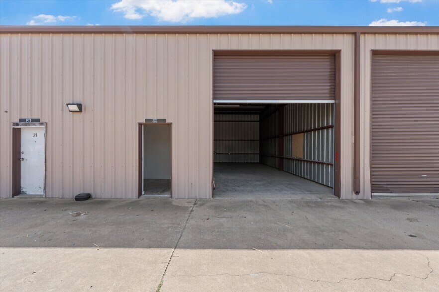 125 N 1st St, Hewitt, TX à louer - Photo du bâtiment - Image 3 de 6