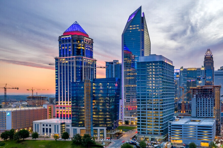 600 S Tryon St, Charlotte, NC à louer - Photo du bâtiment - Image 3 de 37