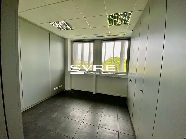 Office in Marseille for lease - Interior Photo - Image 2 of 7