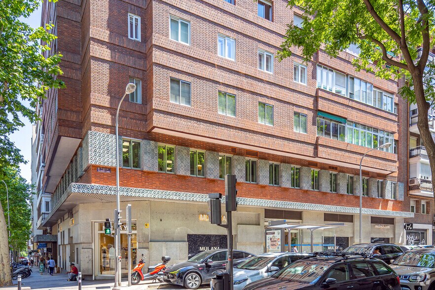 Calle de Ríos Rosas, 42, Madrid, Madrid à louer - Photo du bâtiment - Image 2 de 2