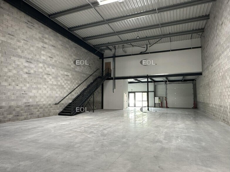 Flex in Manosque for lease - Building Photo - Image 3 of 10